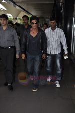 Shahrukh Khan & family return from london in Mumbai Airport  on 14th July 2011 (21).JPG